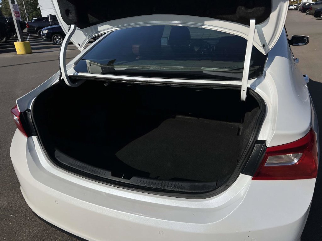 Used 2017 Chevrolet Malibu LT w/ Leather Package FWD image 13