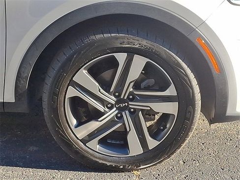 Certified 2022 Kia Sorento SX image 8