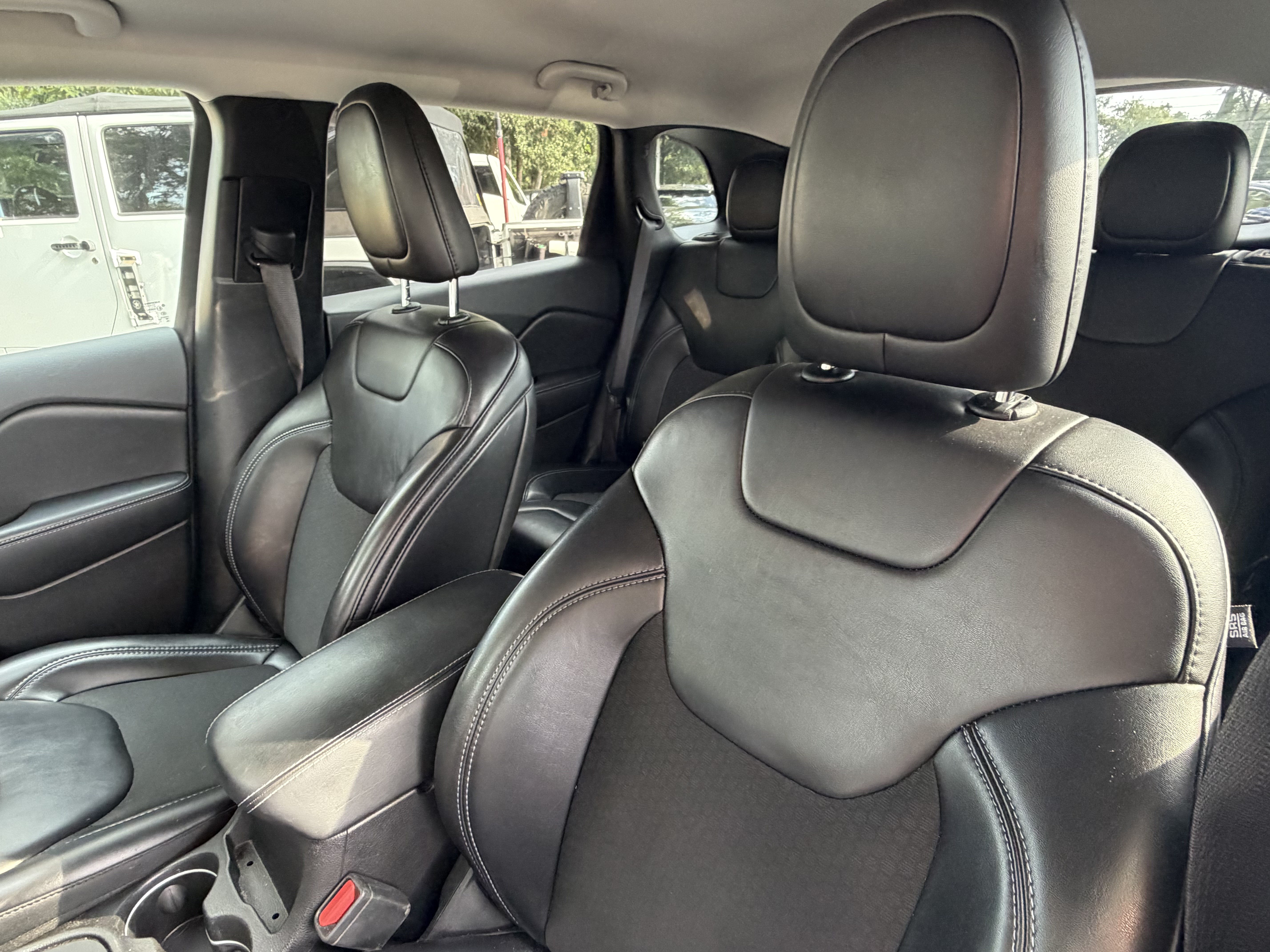 Used 2019 Jeep Cherokee Latitude Plus FWD image 18