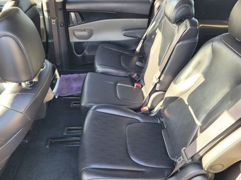 Used 2025 Kia Carnival FWD image 9