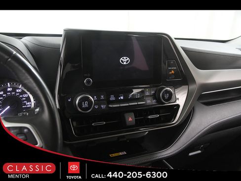 Used 2024 Toyota Highlander XLE FWD image 9