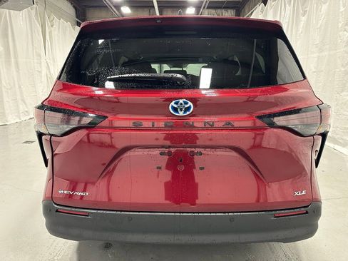 Used 2025 Toyota Sienna XLE AWD/4WD image 6