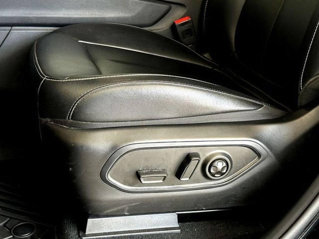 Used 2025 Jeep Grand Cherokee Limited w/ Black Appearance Package AWD/4WD image 12