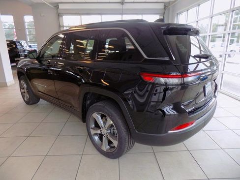 New 2026 Jeep Grand Cherokee Limited w/ Luxury Tech Group II RWD image 5
