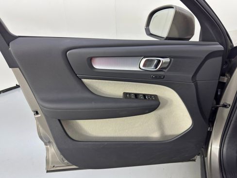 Used 2022 Volvo XC40 T5 Momentum w/ Premium Package image 40