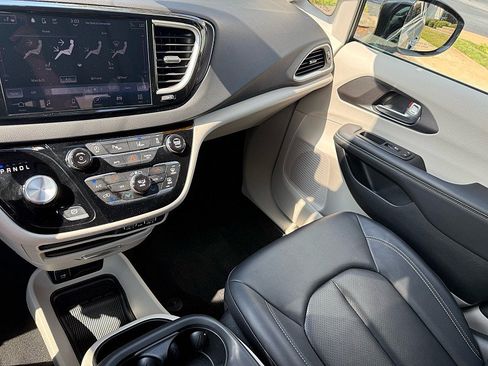 Used 2024 Chrysler Pacifica Touring-L FWD image 21