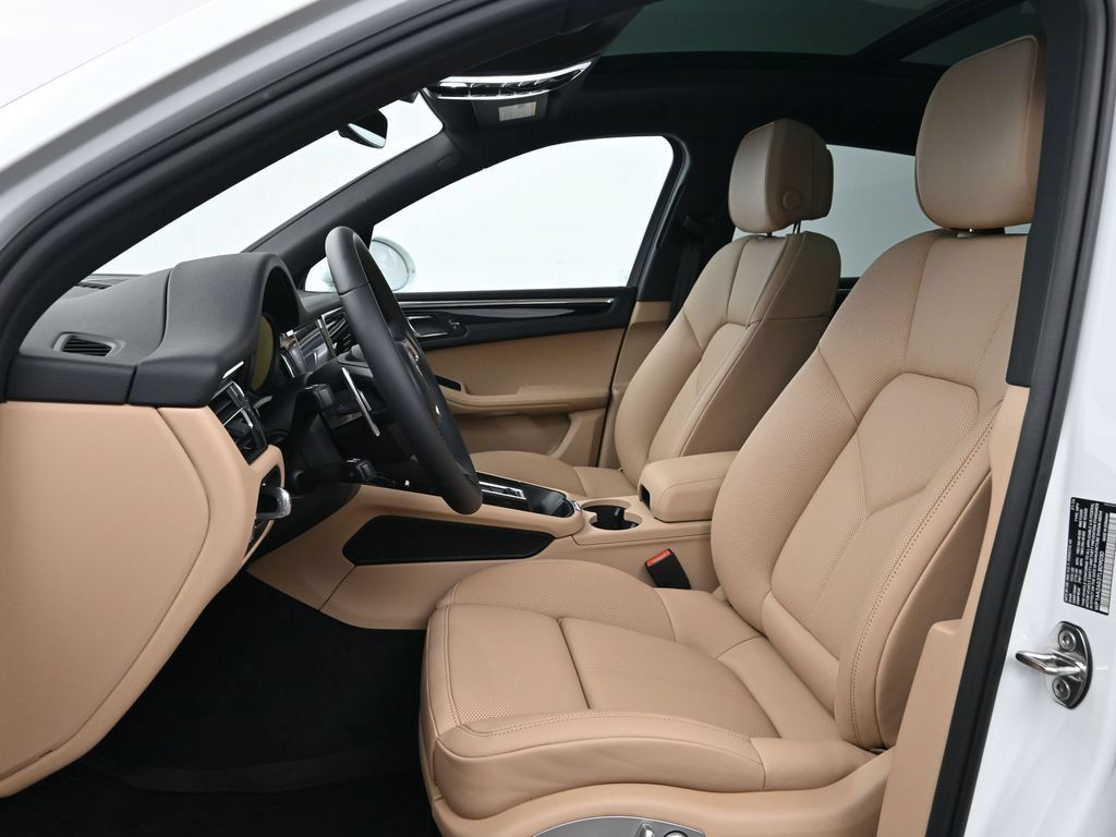 Certified 2026 Porsche Macan AWD/4WD image 5