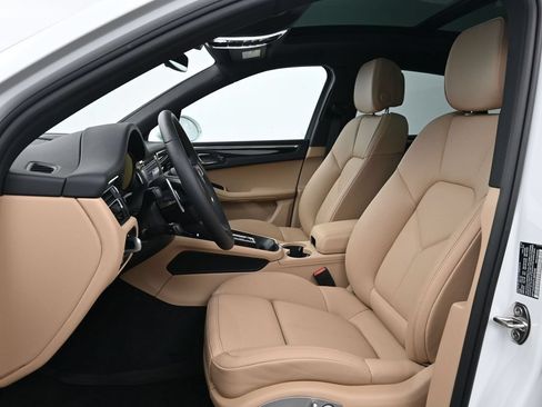 Certified 2026 Porsche Macan AWD/4WD image 5