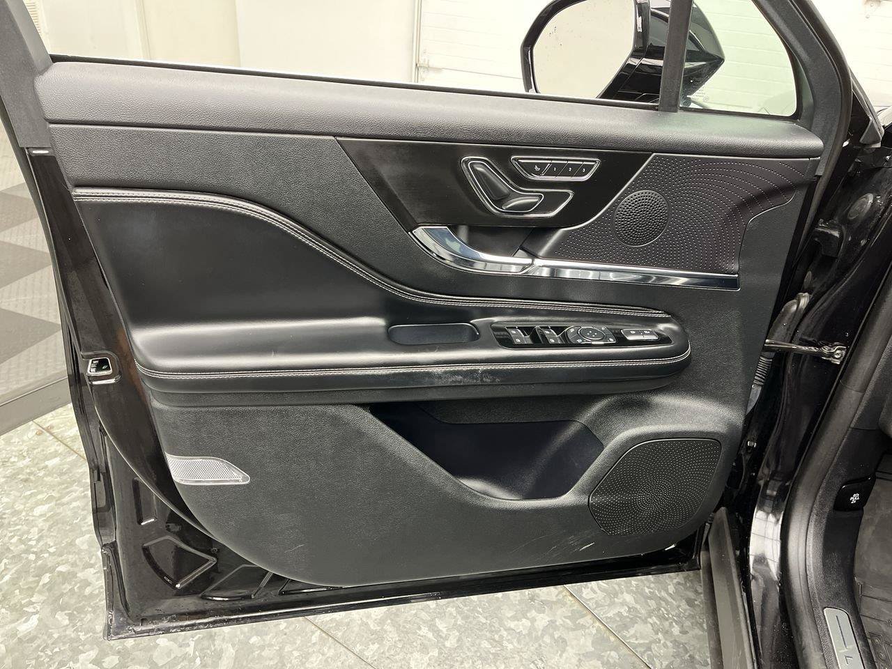 Used 2023 Lincoln Corsair AWD w/ Towing Package image 8