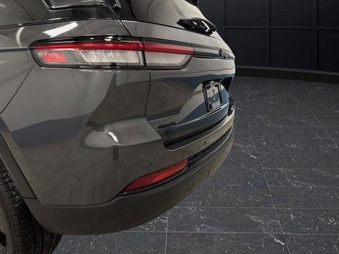 Used 2024 Jeep Grand Cherokee Limited w/ Luxury Tech Group II image 34