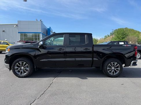 Used 2022 Chevrolet Silverado 1500 LT AWD/4WD image 2
