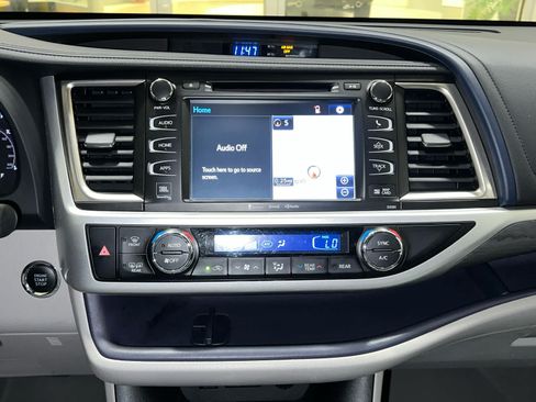 Used 2019 Toyota Highlander Limited Platinum w/ Carpet Mat Package (TMS) AWD/4WD image 33