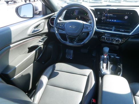 Used 2024 Chevrolet Trax RS w/ Sunroof Package image 9