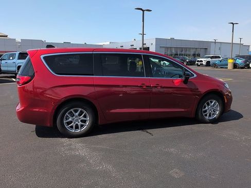 Used 2025 Chrysler Pacifica Select image 8