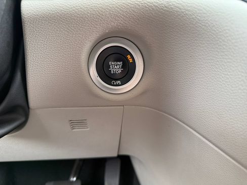 Used 2024 Chrysler Pacifica Touring-L FWD image 23
