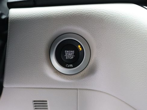 Used 2024 Chrysler Pacifica Touring-L FWD image 21