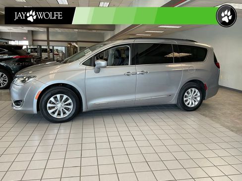 Used 2017 Chrysler Pacifica Touring-L FWD image 3