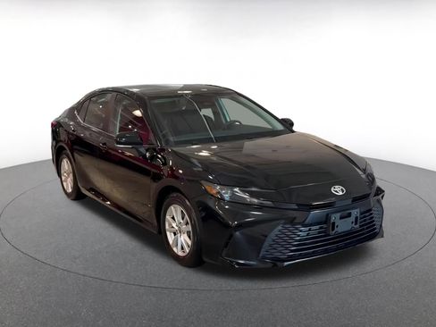 Used 2025 Toyota Camry LE image 3