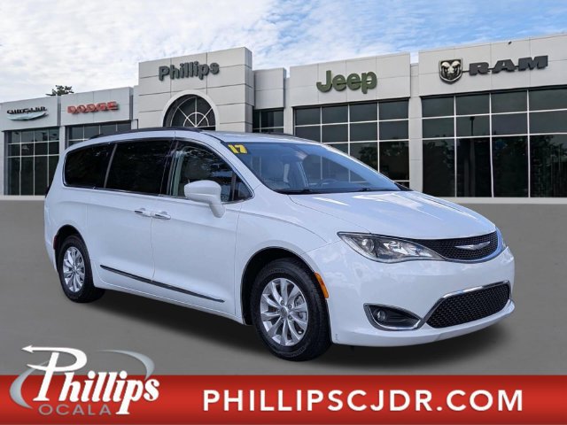 Used 2017 Chrysler Pacifica Touring-L FWD image 1