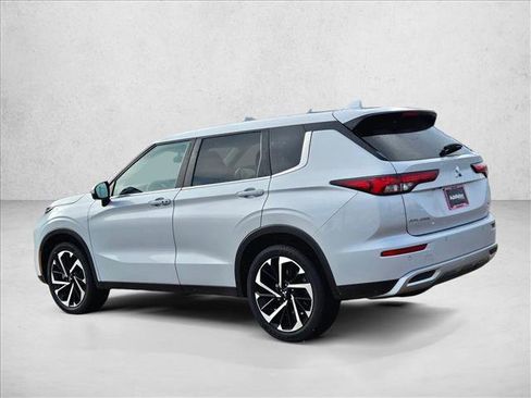 Used 2024 Mitsubishi Outlander SE image 8