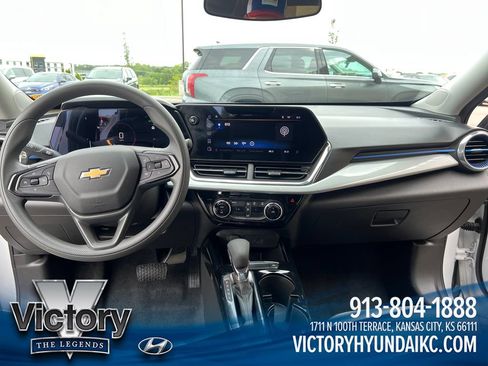 Used 2025 Chevrolet Trax LT FWD image 12