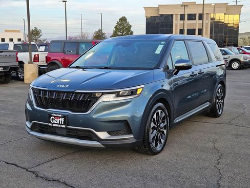 Used 2024 Kia Carnival EX image 10