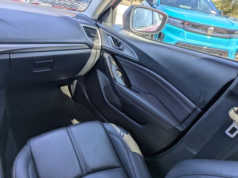 Used 2018 MAZDA MAZDA3 Touring image 19