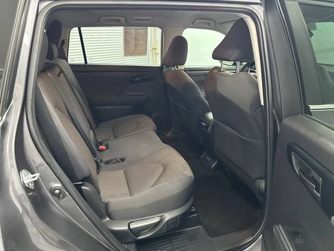 Used 2024 Toyota Highlander LE FWD image 16