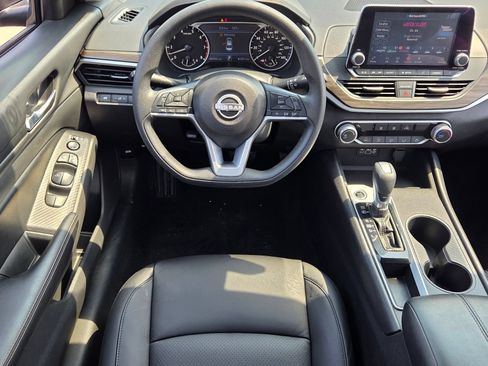 Used 2025 Nissan Altima 2.5 SV FWD image 7
