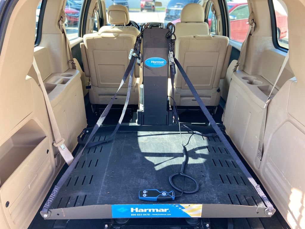 Used 2013 Dodge Grand Caravan American Value Package FWD image 23