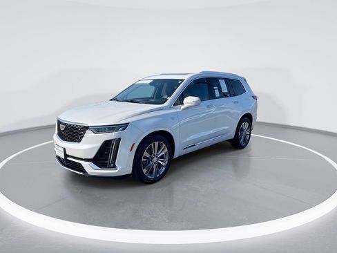 Used 2023 Cadillac XT6 Premium Luxury w/ Technology Package FWD image 4