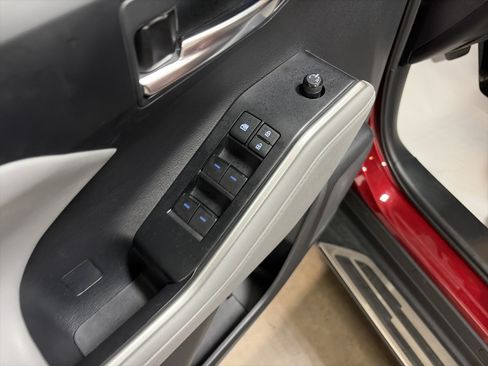 Used 2021 Toyota Highlander XLE AWD/4WD image 27