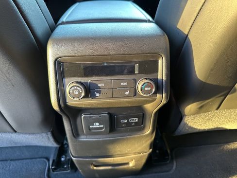 Certified 2023 GMC Acadia SLT w/ Preferred Package image 15