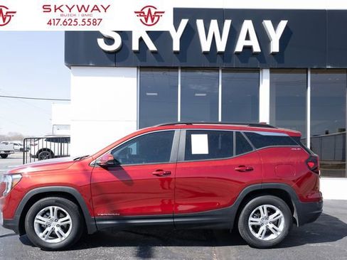 Used 2023 GMC Terrain SLE w/ Driver Convenience Package image 2