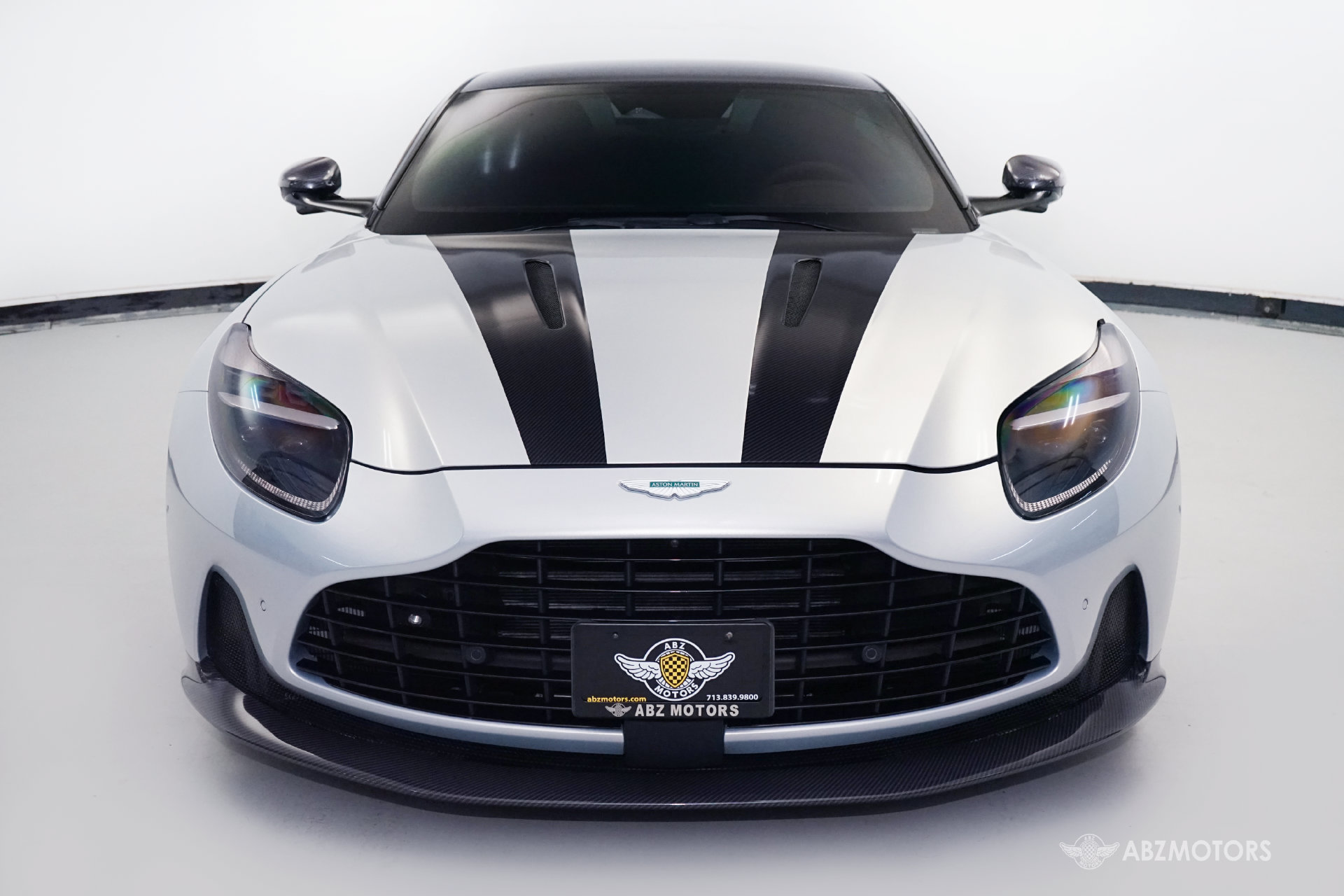 Used 2025 Aston Martin DB12 Coupe RWD image 3