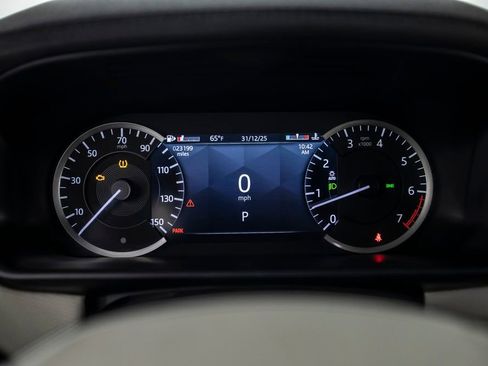 Used 2023 Land Rover Discovery Metropolitan Edition image 28