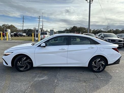 Used 2025 Hyundai Elantra SEL image 12