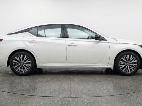 Used 2025 Nissan Altima 2.5 SV FWD image 11