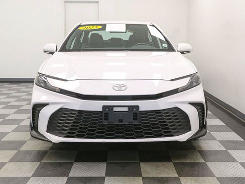 Used 2025 Toyota Camry SE FWD image 3