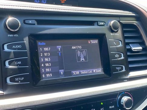 Used 2019 Toyota Highlander LE FWD image 24
