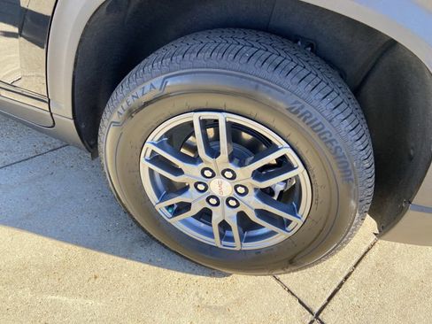 Used 2025 GMC Acadia Elevation image 29