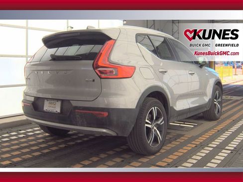 Used 2024 Volvo XC40 B5 Core image 29