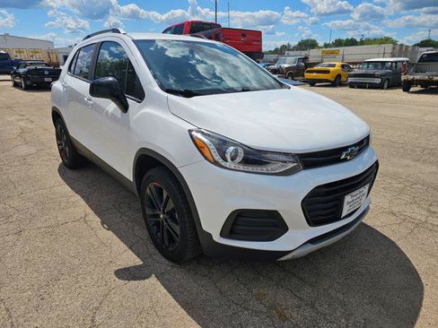 Used 2020 Chevrolet Trax LT w/ Redline Edition AWD/4WD image 3