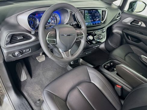 Used 2025 Chrysler Pacifica Select image 8