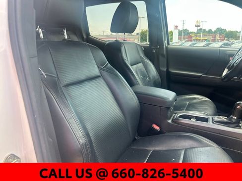 Used 2020 Toyota Tacoma TRD Sport w/ TRD Premium Sport Package AWD/4WD image 5