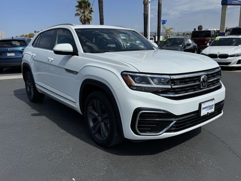 Used 2021 Volkswagen Atlas Cross Sport SE w/ Panoramic Sunroof Package FWD image 2