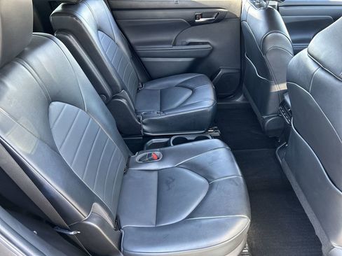 Used 2022 Toyota Highlander XLE AWD/4WD image 28