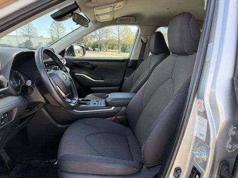 Used 2024 Toyota Highlander LE image 24