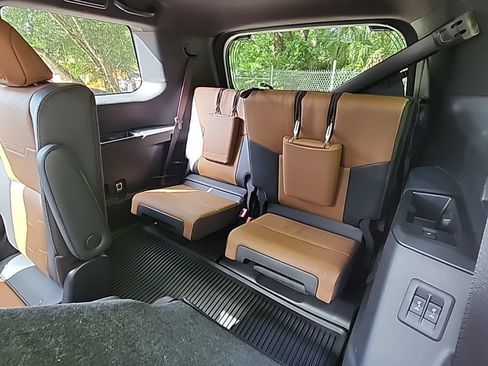 Used 2024 Lexus GX 550 w/ Accessory Package (2T) AWD/4WD image 4