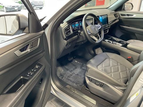 Used 2025 Volkswagen Atlas Cross Sport SE AWD/4WD image 9